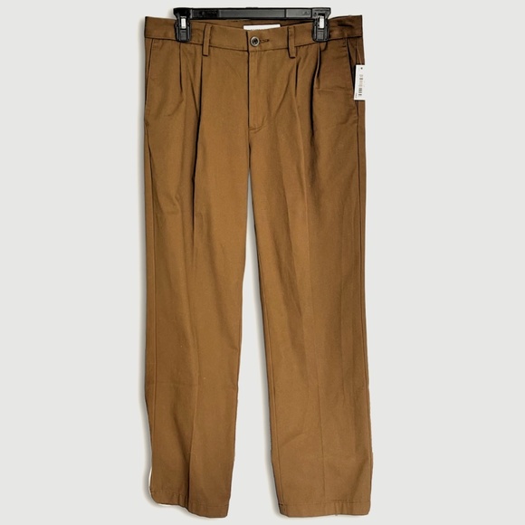 Amazon Essentials Men's Classic-Fit Wrinkle-Resistant Pleated Chino Pant - Picture 2 of 3